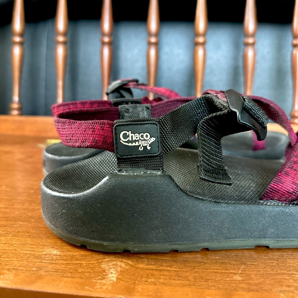 Chaco Z/1 Classic Vibram sole hiking sandals red burgundy stripe women’s 9